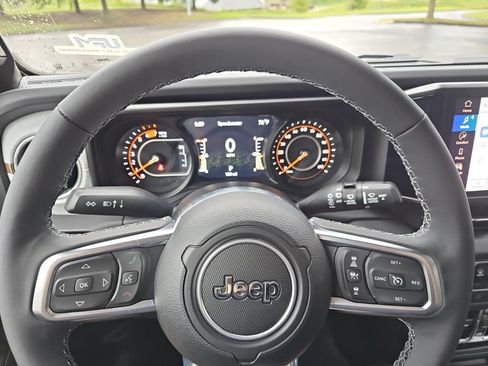 Used 2025 Jeep Wrangler Unlimited Sahara AWD/4WD image 23