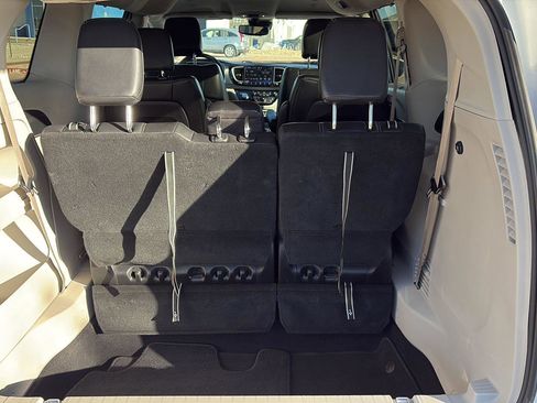 Used 2022 Chrysler Pacifica Touring-L image 26