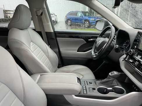Used 2020 Toyota Highlander XLE AWD/4WD image 20