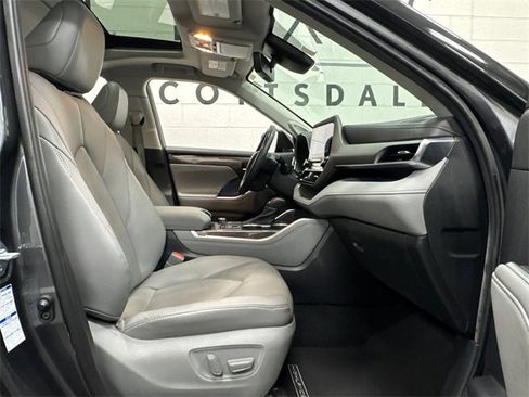 Used 2020 Toyota Highlander Limited image 7