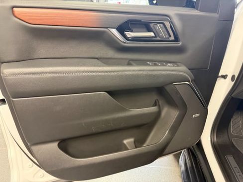 Used 2025 GMC Yukon XL Denali AWD/4WD image 11