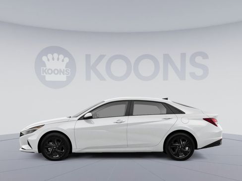 Used 2023 Hyundai Elantra SEL FWD image 2
