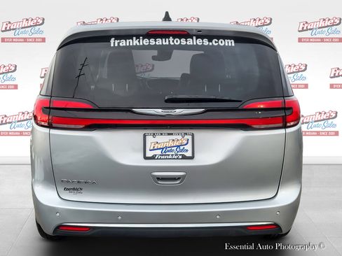 Used 2024 Chrysler Pacifica Touring-L image 4