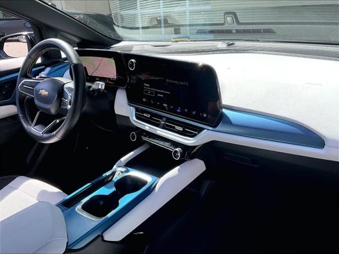 Used 2025 Chevrolet Equinox EV LT image 14