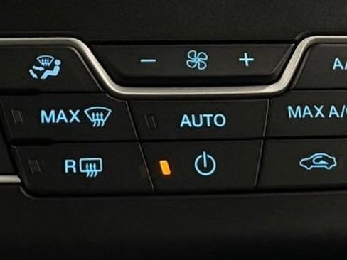 Used 2019 Ford Fusion SE FWD image 20
