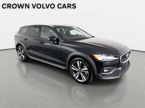 Used 2025 Volvo V60 B5 Cross Country Plus image 4