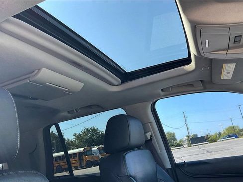 Used 2017 GMC Yukon SLT w/ Premium Edition AWD/4WD image 18