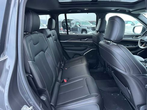 Used 2025 Jeep Grand Cherokee Limited w/ Luxury Tech Group II image 12