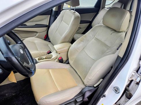 Used 2012 Hyundai Elantra FWD image 11