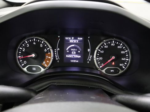 Used 2023 Jeep Renegade Latitude w/ Sun & Fun Group image 37