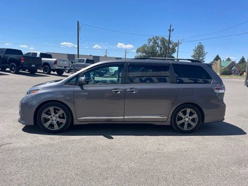Used 2017 Toyota Sienna SE Premium FWD image 8