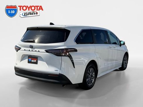 Certified 2025 Toyota Sienna LE image 5