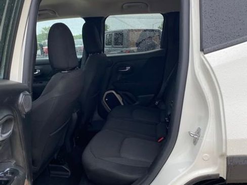 Used 2016 Jeep Renegade Latitude FWD image 9
