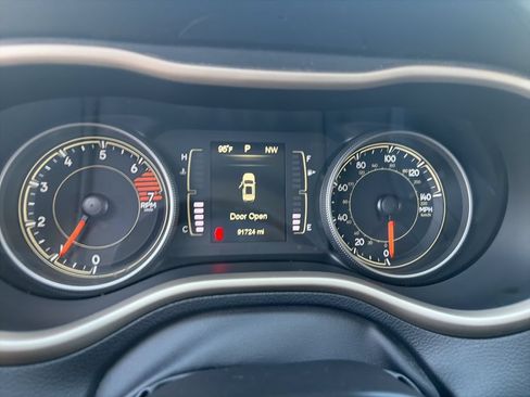 Used 2016 Jeep Cherokee Latitude FWD image 33