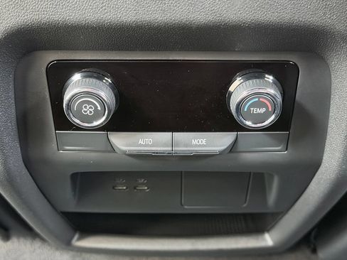 Used 2025 Chevrolet Traverse LT FWD image 28