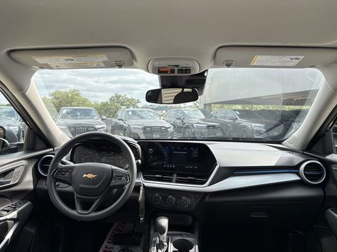 Used 2025 Chevrolet Trax LS FWD image 18