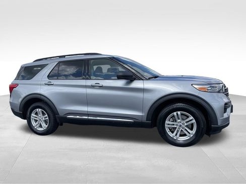 Used 2020 Ford Explorer XLT w/ Comfort Package AWD/4WD image 2