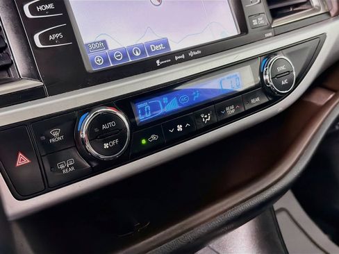 Used 2019 Toyota Highlander XLE AWD/4WD image 16