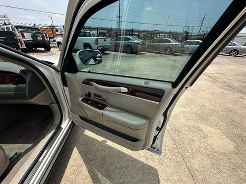 Used 2006 Lincoln Town Car Signature RWD image 48