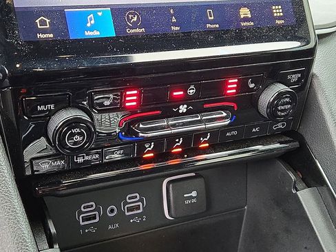 Used 2023 Jeep Grand Cherokee Limited w/ Black Appearance Package image 15