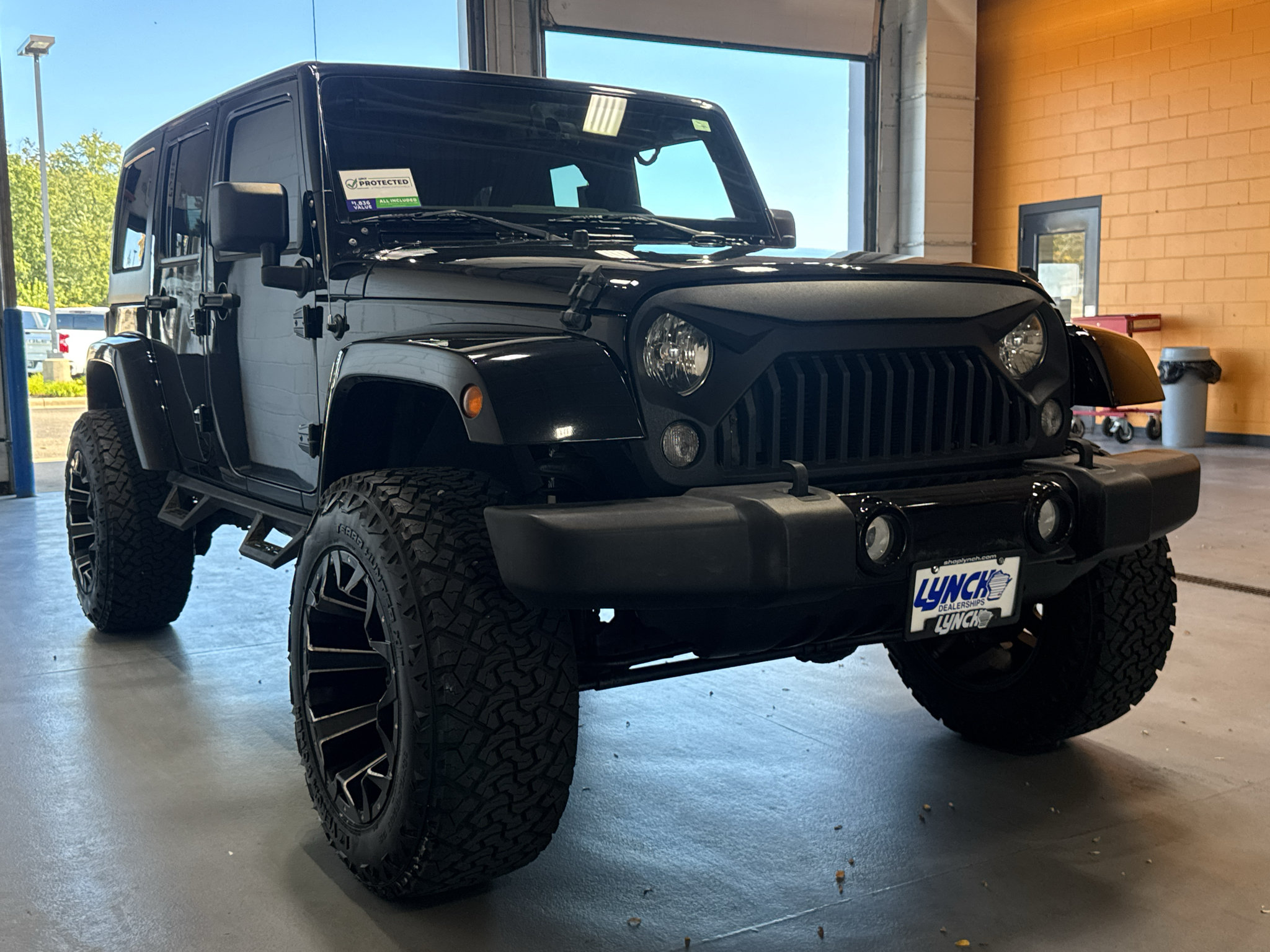 Used 2018 Jeep Wrangler Unlimited Sahara AWD/4WD image 7