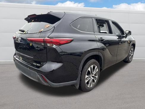 Used 2021 Toyota Highlander XLE image 11