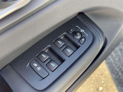 Certified 2025 Volvo XC60 B5 Plus image 15