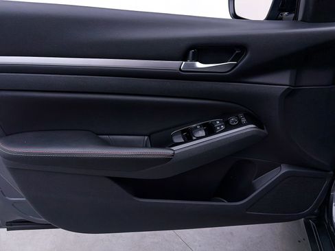 Used 2025 Nissan Altima 2.5 SR w/ SR Premium Package image 10