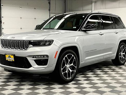 Used 2024 Jeep Grand Cherokee Summit AWD/4WD image 12