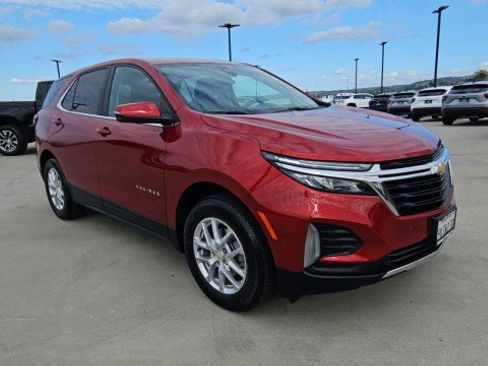 Used 2024 Chevrolet Equinox LT FWD image 2