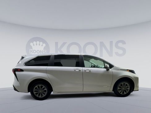 Used 2024 Toyota Sienna LE FWD image 12