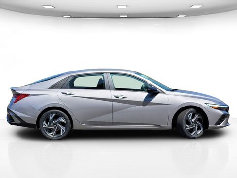 New 2025 Hyundai Elantra SEL image 9