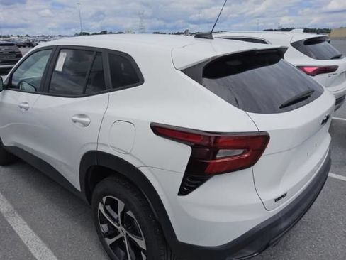 Used 2025 Chevrolet Trax RS FWD image 6