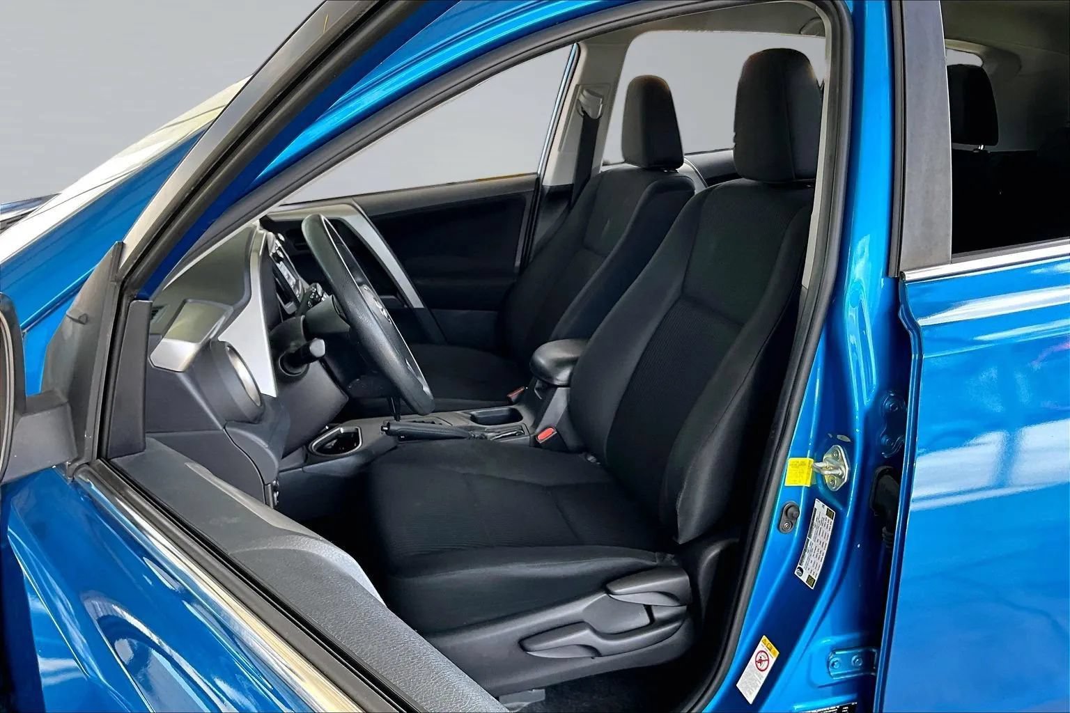 Used 2018 Toyota RAV4 LE w/ All Weather Liner Package FWD image 18