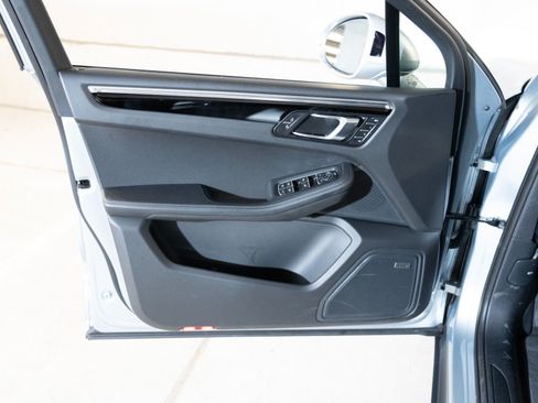 Certified 2026 Porsche Macan AWD/4WD image 16