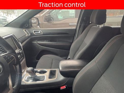 Used 2017 Jeep Grand Cherokee Laredo image 5