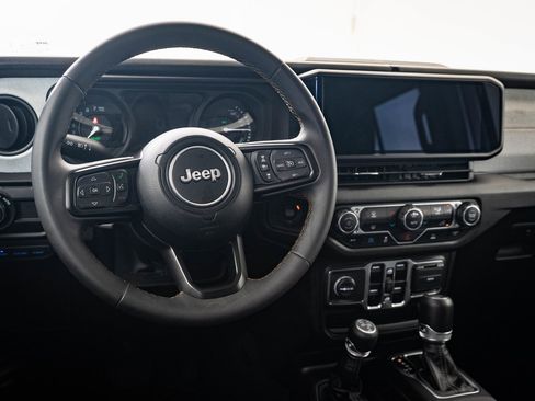 Used 2024 Jeep Wrangler Unlimited image 4