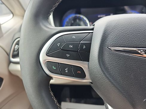 Used 2024 Chrysler Pacifica Touring-L FWD image 17