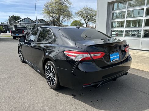 Used 2020 Toyota Camry SE image 3