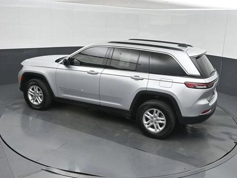 Used 2025 Jeep Grand Cherokee Laredo AWD/4WD image 44