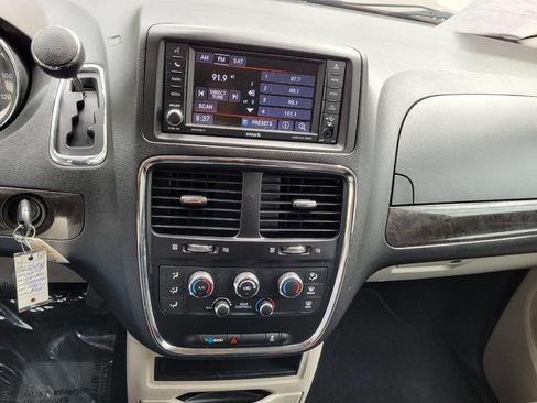 Used 2019 Dodge Grand Caravan SE w/ UConnect Hands-Free Group image 10