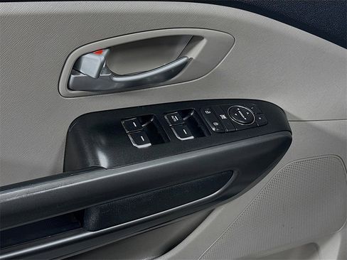 Used 2020 Kia Sedona L image 16