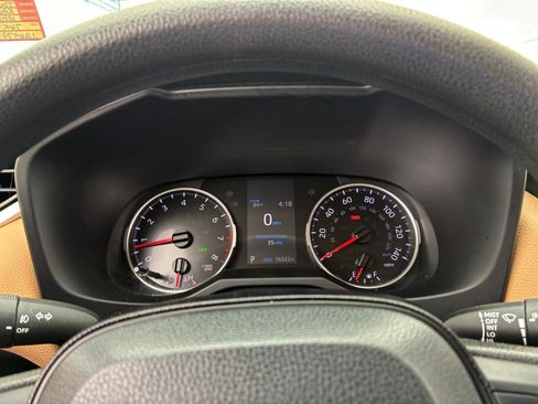 Used 2021 Toyota RAV4 XLE w/ Convenience Package FWD image 17