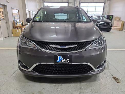 Used 2018 Chrysler Pacifica Touring-L image 3