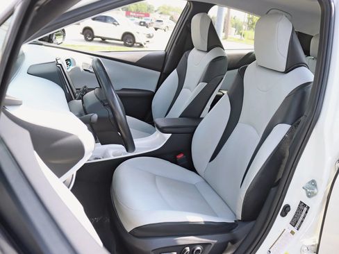 Used 2017 Toyota Prius Prime Premium FWD image 26