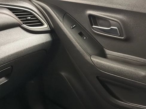 Used 2019 Chevrolet Trax LT w/ LT Convenience Package FWD image 16