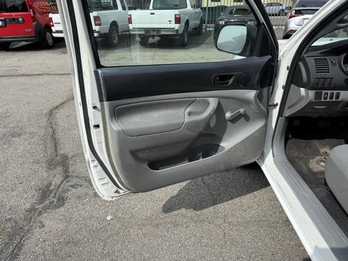 Used 2014 Toyota Tacoma 2WD Regular Cab image 9