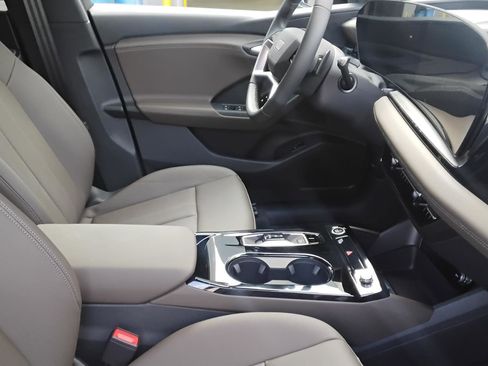 New 2025 Audi Q6 e-tron Premium image 23