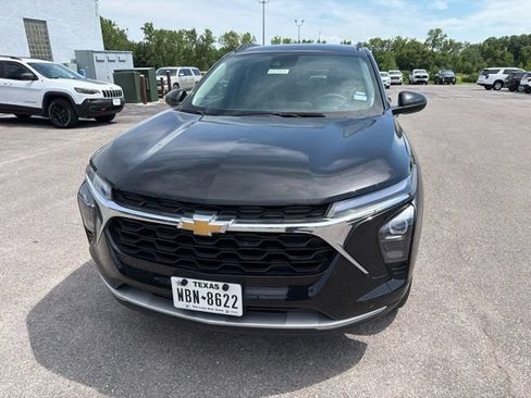 Used 2025 Chevrolet Trax LT FWD image 4