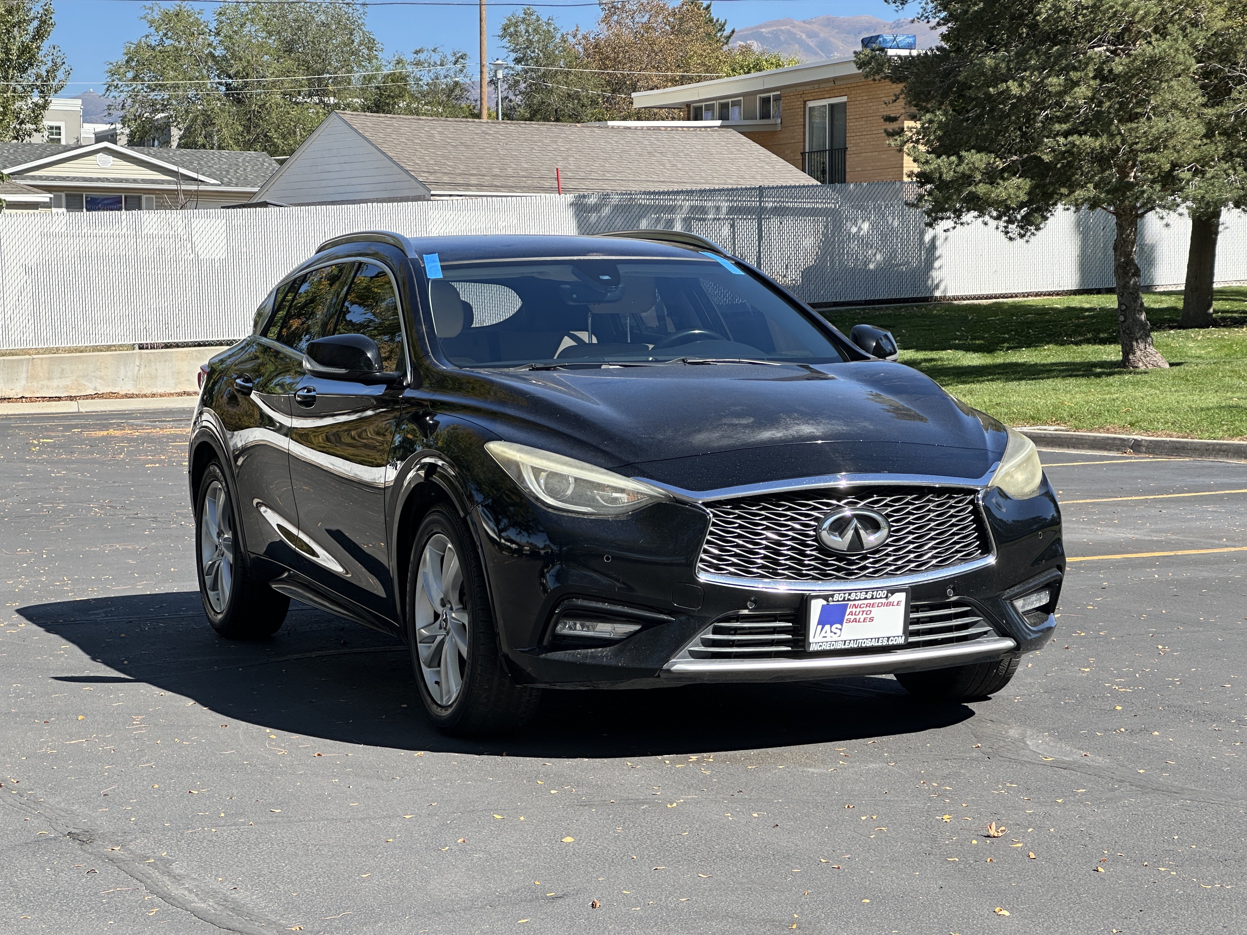 Used 2017 INFINITI QX30 Premium w/ Navigation Package FWD image 2